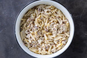 Pasta, chicken, bacon and sauce.