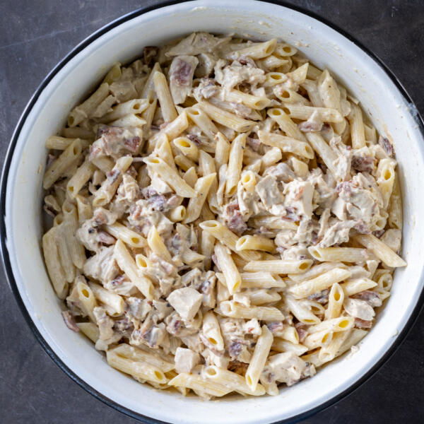 Pasta, chicken, bacon and sauce.