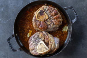 Shank in a pan with the sauce.