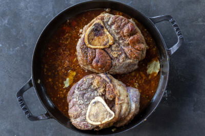 Shank in a pan with the sauce.