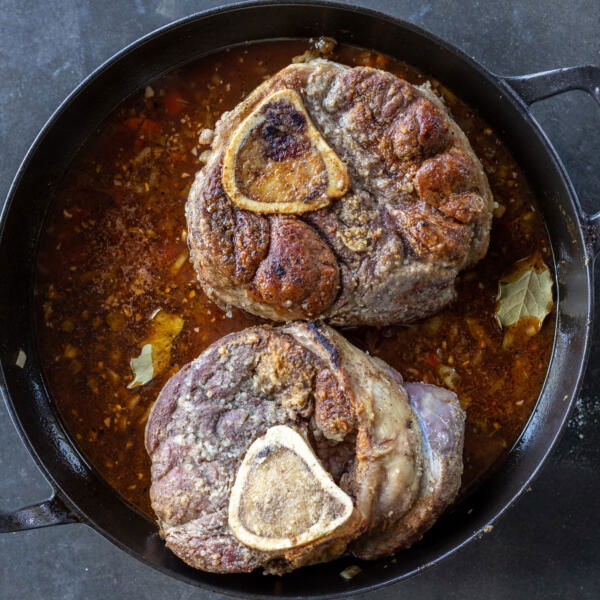 Shank in a pan with the sauce.