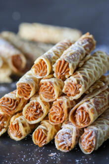 Trubochki with cream on a pile.