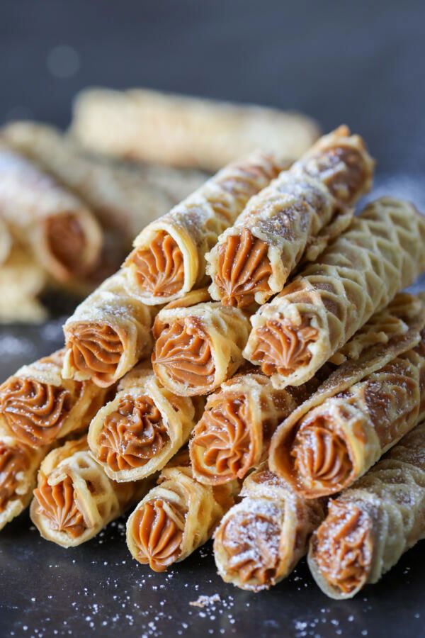 Trubochki with cream on a pile.