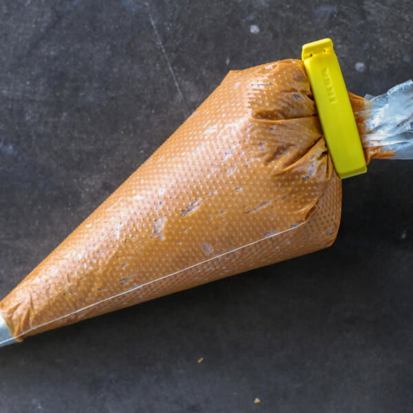 Trubochki cream in a piping bag.