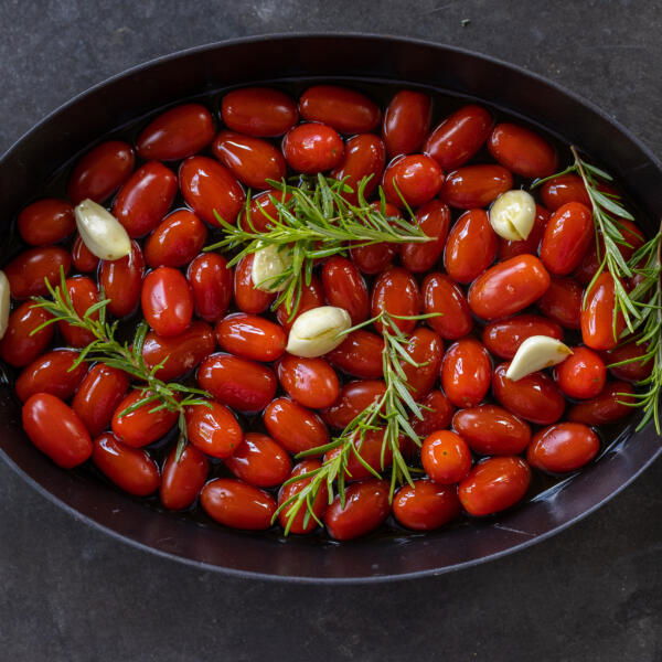 Tomatoes with oil, garlic, herbs and seasoning.
