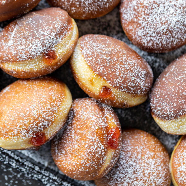 Krapfens on a serving tray.
