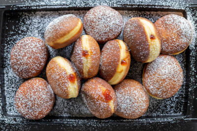 Dusted Krapfen on a serving tray.