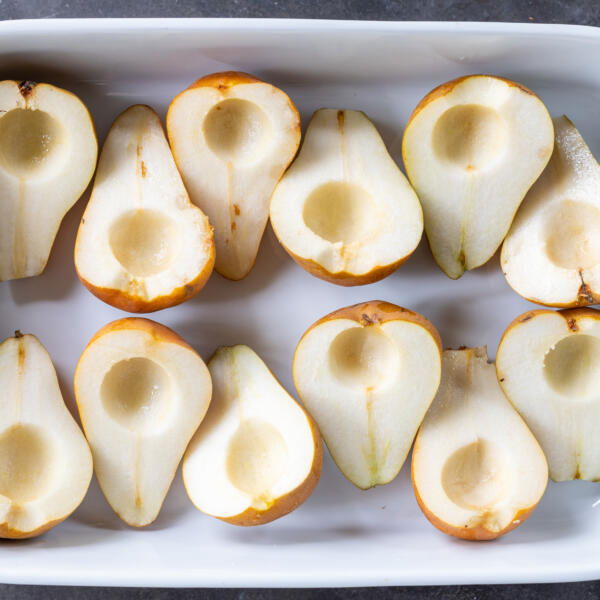Pears in a baking pan.