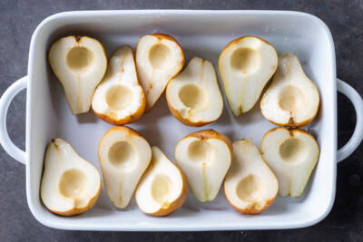 Pan with pears and lemon juice.