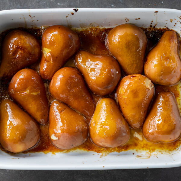 Pears in a baking pan.