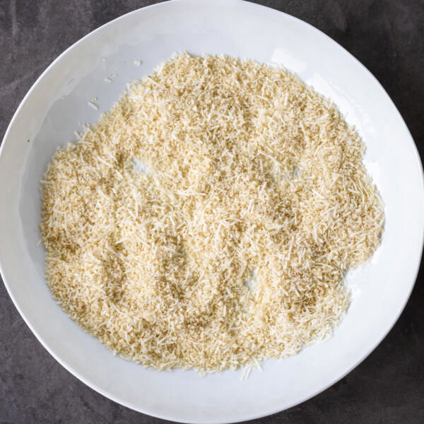 Panko, parmesan and seasoning in a bolw.