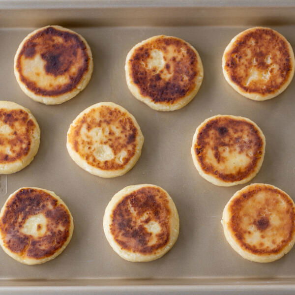 Baking sheet with Syrniki.