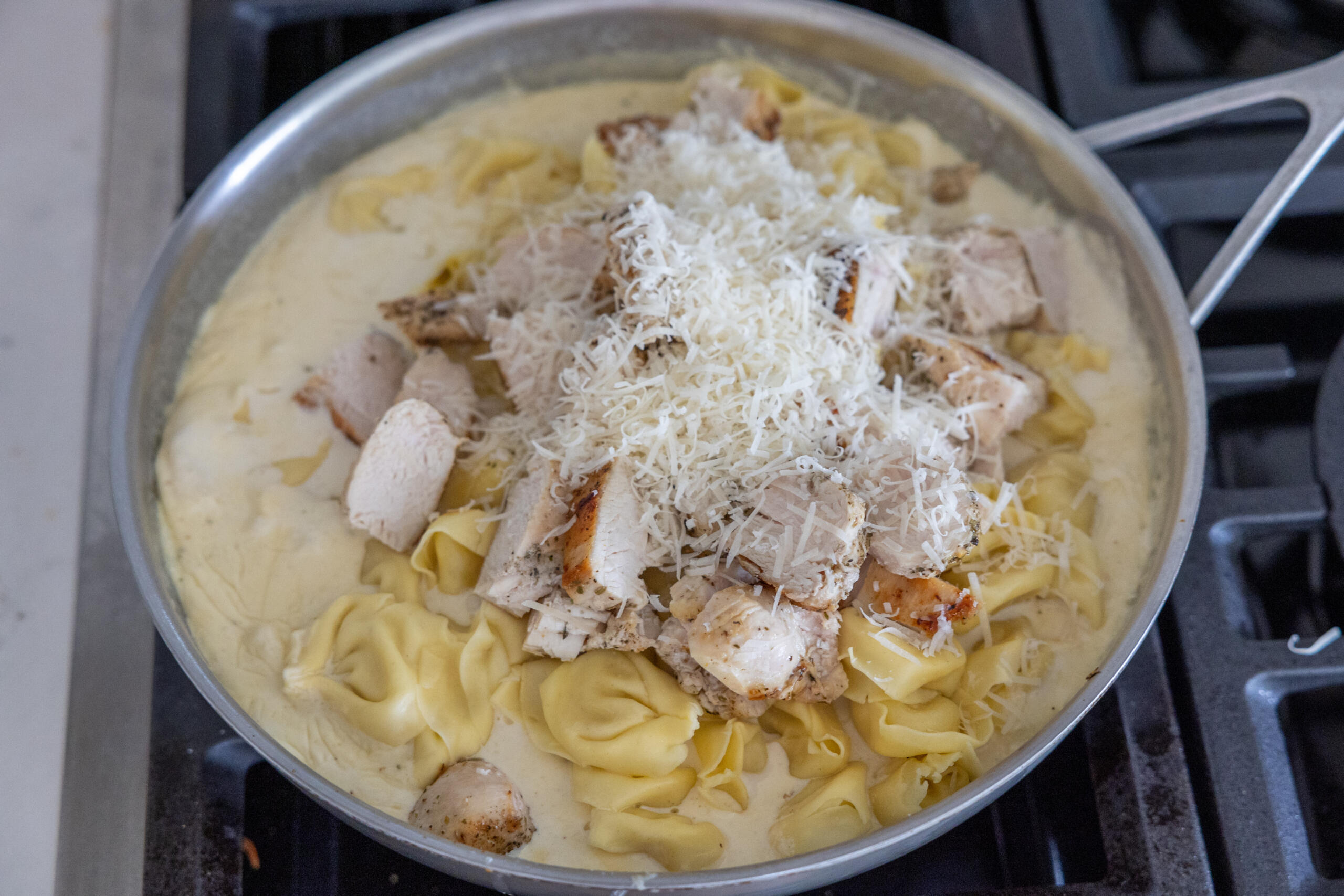 Pan with alfredo, cheese and chicken.